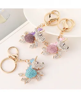 Dettaglio di portachiavi unicorno in cristallo glitterato in viola, rosa e blu con metallo