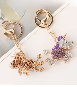 Dettaglio portachiavi unicorno con strass viola e retro in metallo dorato traforato