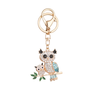 Porte-clés hibou étincelant avec strass bleus et détail de feuille en émail vert