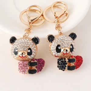 Süße Panda Schlüsselanhänger mit glitzernden Strasssteinen und Herzanhängern in Gold