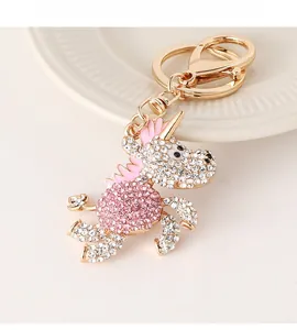 Dettaglio ravvicinato del portachiavi unicorno con strass rosa su ceramica bianca