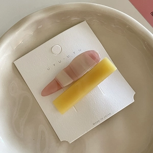 Lot de deux barrettes en résine minimalistes à rayures roses et jaunes sur carte