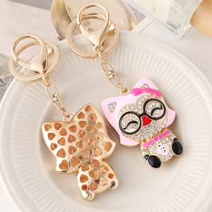 Porte-clés chouette mignon avec strass brillants et émail rose sur base dorée