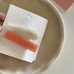 Ensemble de barrettes irrégulières en résine mate blanc crème et rose corail chic