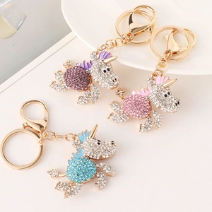 Portachiavi con unicorno scintillante e strass su base dorata in viola rosa e blu