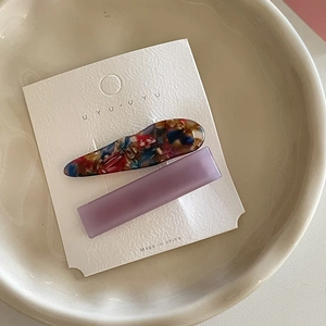 Lot de 2 barrettes à cheveux avec motif marbre coloré et finition violette mate
