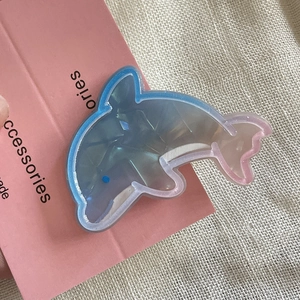 Graziosa clip per capelli a delfino con sfumatura blu in resina acrilica traslucida