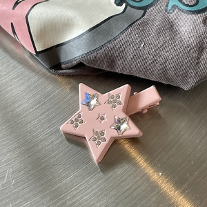 Pink star-shaped hair clip with sparkling rhinestones in a sweet Y2K metal duckbill design