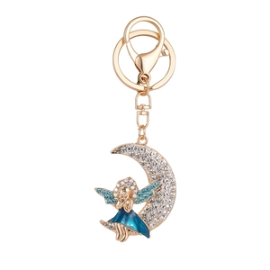 Portachiavi con luna dorata e angelo blu con diamanti bianchi e chiusura a moschettone
