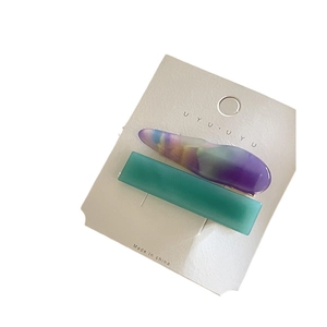 Lot de deux barrettes en résine irrégulières turquoise et violet marbré sur carte