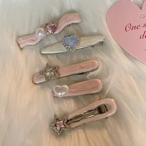 Set de 5 barrettes à cheveux cœurs roses et étoiles sur fond en peluche blanche