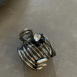 Elegant gun black flower claw clip with twisted metal design and heart-shaped zircon