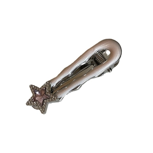 Barrette argentée élégante avec étoile nacrée et cristal rose en vue à 45 degrés