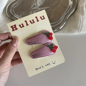 Zweiteiliges Set aus rosa Satin-BB-Clips mit handgefertigten roten Perlen-Kirschen