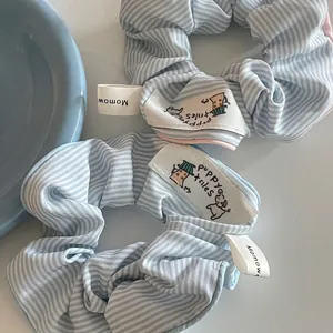 Chouchou en Tissu Rayé Bleu Blanc Fait à la Main Style Doux Élastique à Cheveux Avec Étiquette Dessin Animé Accessoires de Cheveux pour Femmes Filles