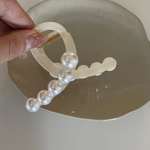 Elegante molletta per capelli crema con perle sfumate per acconciature donna