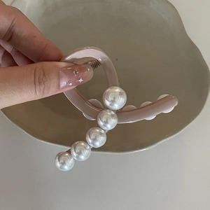 Elegante pinza per capelli in resina nude con cinque grandi perle bianche dal design chic
