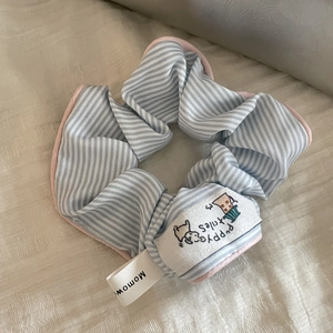 Chouchou à carreaux bleu et blanc avec liseré rose et étiquette en tissu brodée Puppy