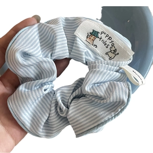 Chouchou à carreaux bleu et blanc avec étiquette Puppy Tales sur tissu en coton doux
