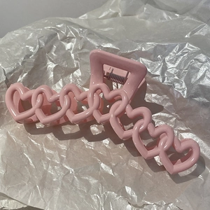 Pinza per capelli rosa vivace con cuori cavi elegante accessorio per acconciature