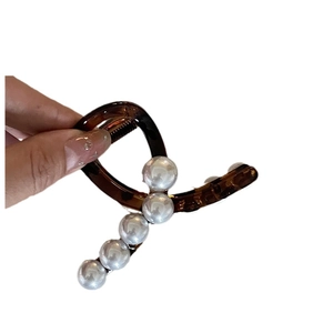Elegante molletta per capelli a guscio di tartaruga con cinque perle bianche da donna