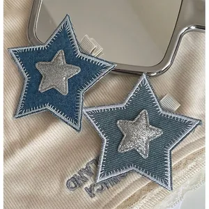 Barrettes étoile Y2K en denim avec coutures blanches et paillettes argentées, tons bleus