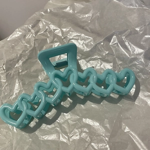 Grande molletta per capelli blu menta con design a cuori traforati per acconciature