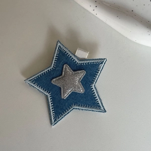 Pince à cheveux étoile en denim Y2K avec paillettes argentées et coutures blanches