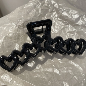 Grande molletta per capelli nera lucida con design a cuori vuoti intrecciati