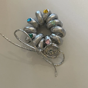 Silbernes Spiral-Haargummi mit bunten Herzsteinen und rundem geprägtem Metall-Anhänger