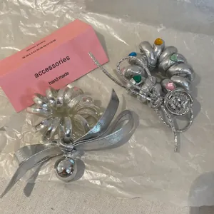 Haargummi Set in Silber mit matter Schleife, Edelsteinen und Metallanhängern für Pferdeschwanz