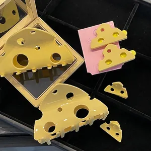 Collection de pinces à cheveux mignonnes en forme de fromage jaune sur plateau