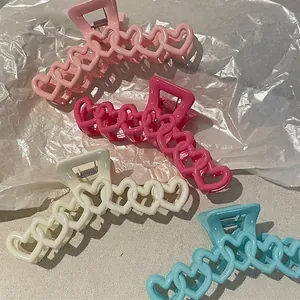 Pinze per capelli a cuore traforato in rosa pastello, bianco crema e blu per donne