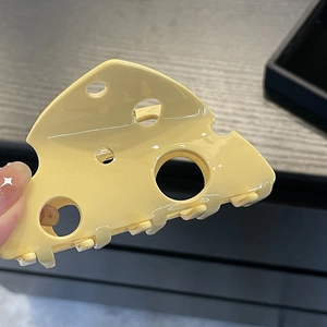 Pince à cheveux mignonne en forme de fromage jaune vif avec détails de trous évidés