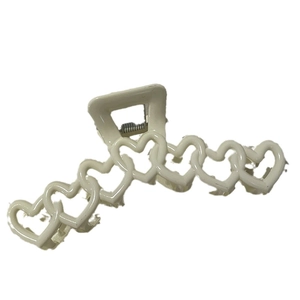 Pinza per capelli bianca con ritaglio a cuore per eleganti acconciature raccolte