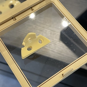 Pince à cheveux mignonne en forme de fromage dans sa boîte de présentation jaune transparente
