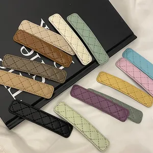 Détail des barrettes en similicuir à motif losanges matelassé en diverses couleurs