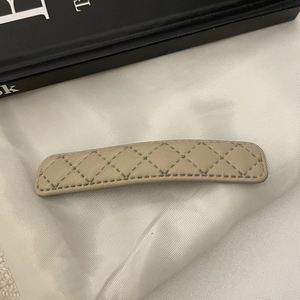Barrette à cheveux en simili cuir kaki avec un design élégant de surpiqûres losanges