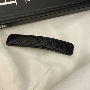 Barrette élégante en simili cuir noir matelassé avec motif minimaliste de losanges