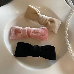 Eleganti fermagli per capelli con fiocco in velluto nei colori beige, rosa e nero
