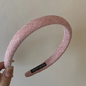 Détail du serre-tête en tweed rose avec une étiquette cousue main à l'intérieur