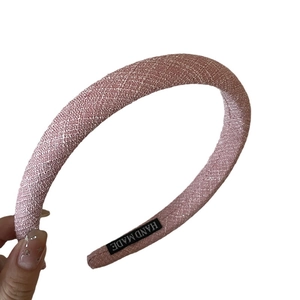 Serre-tête en tweed rose avec texture pailletée métallique et étiquette faite main