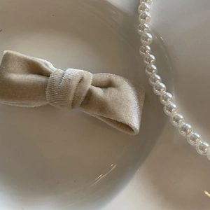 Elegante fermaglio per capelli in velluto beige con fiocco a doppio strato su piatto