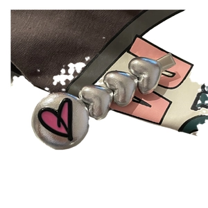 Pince à cheveux cœur mat argenté avec accent rose style graffiti pour mode féminine