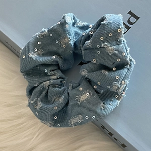 Chouchou en denim bleu avec paillettes argentées et détails de franges usées chic