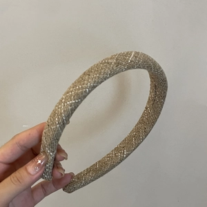 Elegante cerchietto largo in lana kaki con motivi decorativi intrecciati bianchi