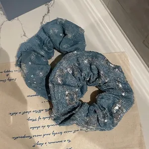 Lot de deux chouchous en denim avec sequins brillants et finition à bords effilochés