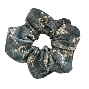 Chouchou en denim bleu pour femmes avec paillettes argentées au motif ondulé