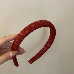 Dettaglio del cerchietto in tweed bordeaux con tessuto intrecciato e fodera antiscivolo