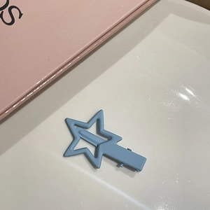 Graziosa clip per capelli a stella azzurra con finitura opaca e design minimalista